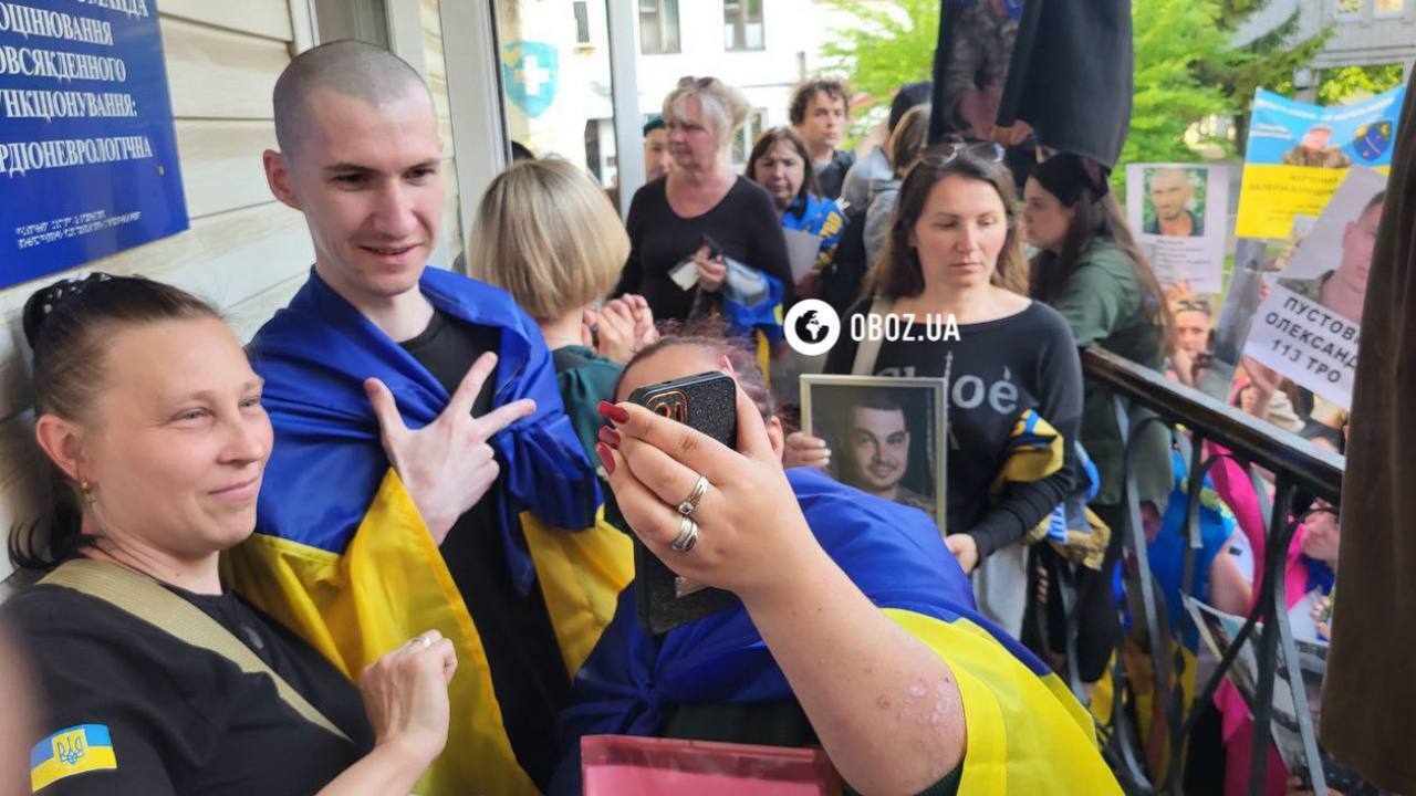 Україна та Росія провели найбільший обмін полоненими: додому повернулися 390 українців. Фото й відео