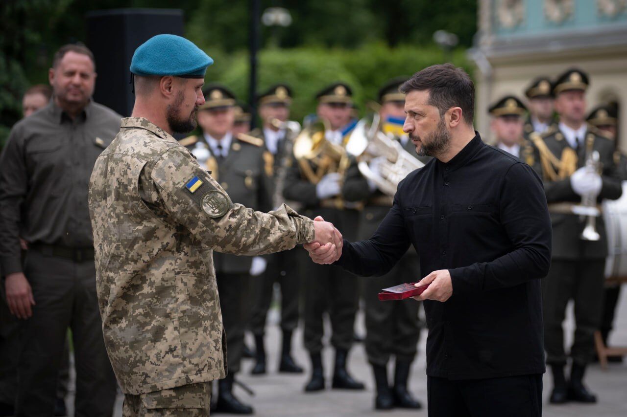 "Всегда там, где сложнее всего": Зеленский поздравил морских пехотинцев и вручил государственные награды. Фото и видео
