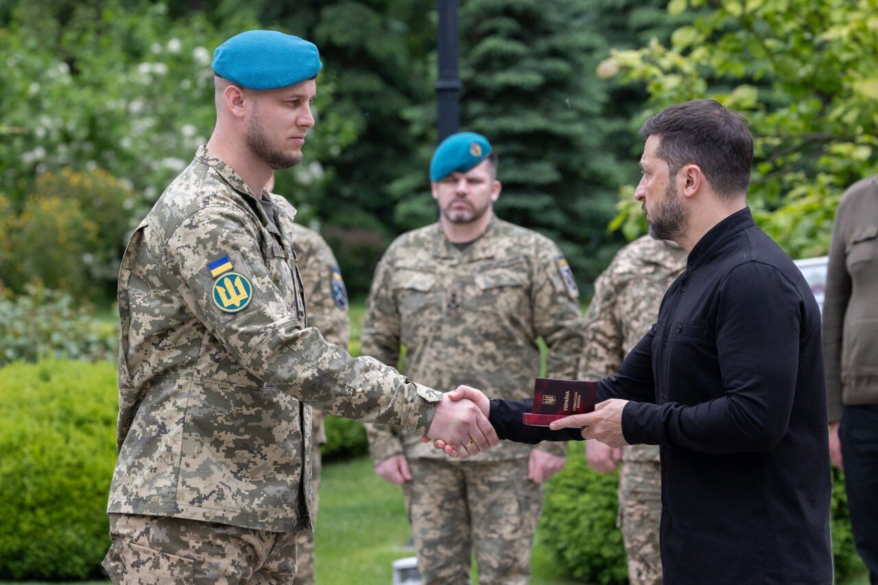 "Всегда там, где сложнее всего": Зеленский поздравил морских пехотинцев и вручил государственные награды. Фото и видео
