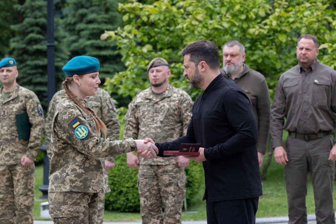 "Всегда там, где сложнее всего": Зеленский поздравил морских пехотинцев и вручил государственные награды. Фото и видео