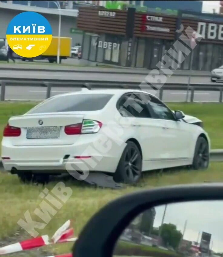 У Києві BMW на швидкості зніс близько 50 метрів металевого відбійника. Відео