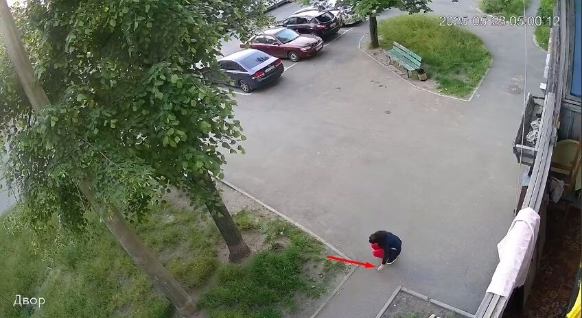 В Киеве на ДВРЗ женщина стреляла по дверям многоэтажки. Видео