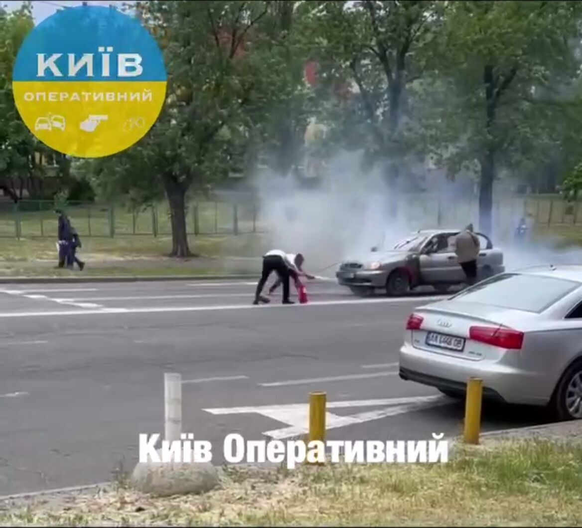 У Києві біля метро "Лівобережна" під час руху спалахнув та вигорів легковик. Подробиці, фото та відео