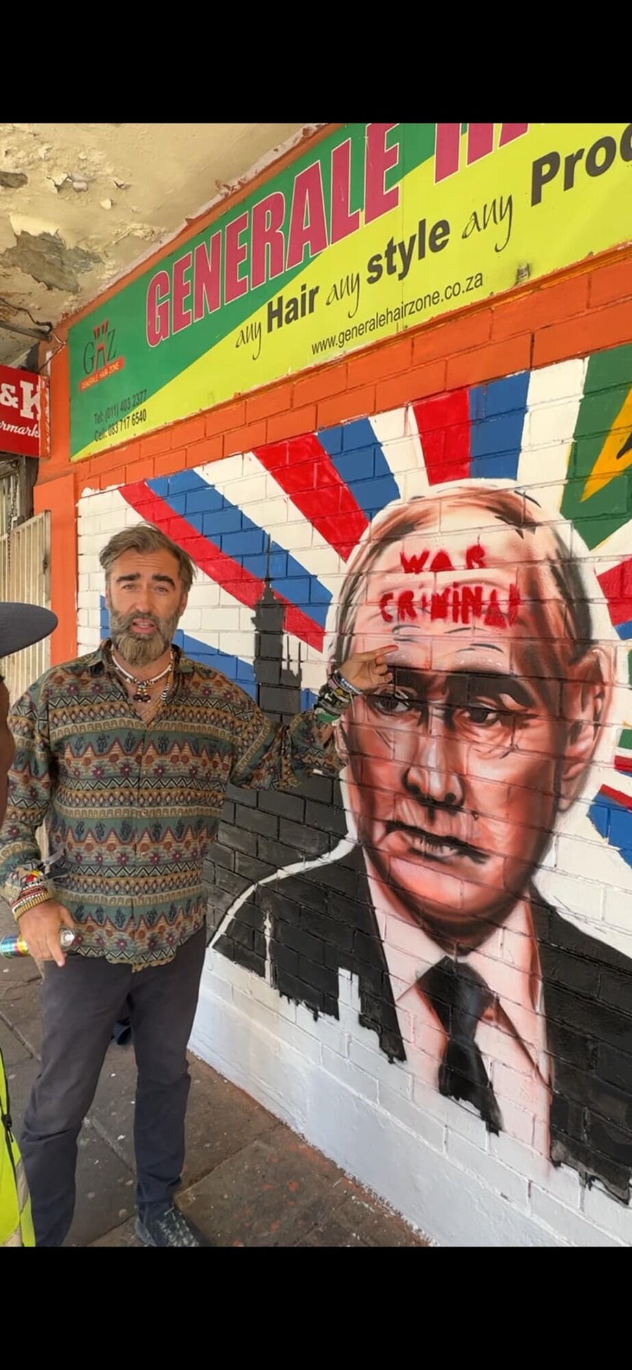 Расписался у Путина на лбу: украинский телеведущий в ЮАР исправил граффити кремлевского вождя и разогнал защитников РФ, которые ему мешали