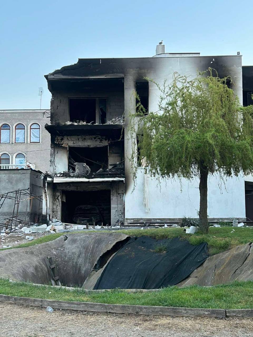 Закрив собою дружину, а сам загинув від опіків: під Одесою російський "шахед" влетів у приватний будинок і вибухнув