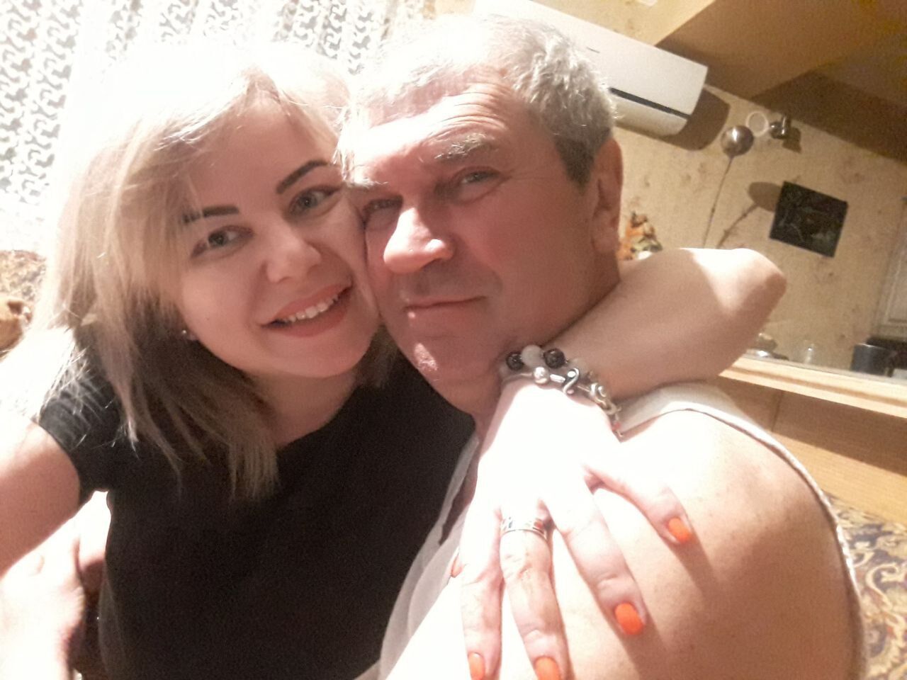 Закрив собою дружину, а сам загинув від опіків: під Одесою російський "шахед" влетів у приватний будинок і вибухнув