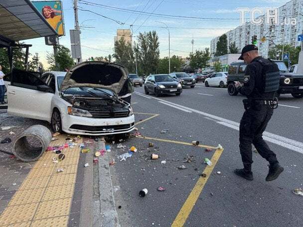 У Києві на Оболоні автомобіль протаранив зупинку громадського транспорту: що відомо про наслідки. Фото й відео