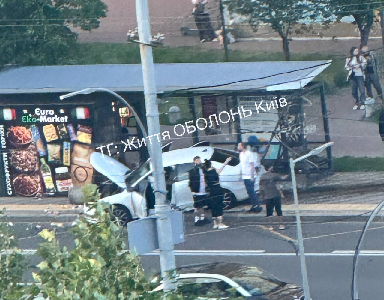 У Києві на Оболоні автомобіль протаранив зупинку громадського транспорту: що відомо про наслідки. Фото й відео