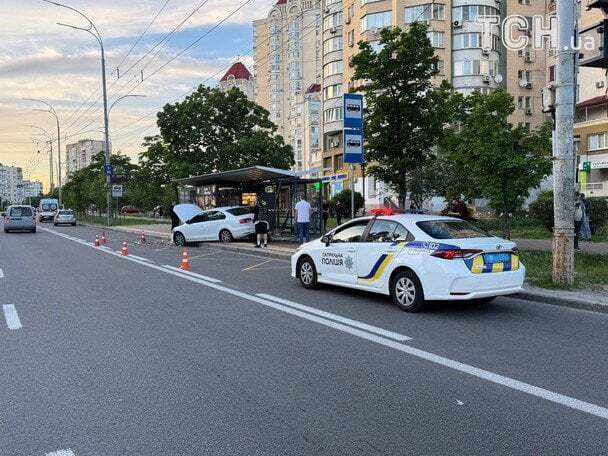 У Києві на Оболоні автомобіль протаранив зупинку громадського транспорту: що відомо про наслідки. Фото й відео