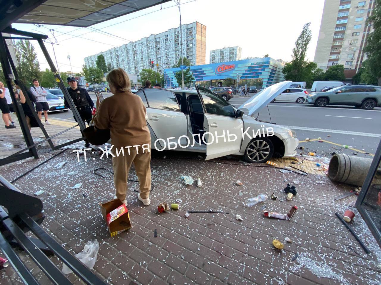 У Києві на Оболоні автомобіль протаранив зупинку громадського транспорту: що відомо про наслідки. Фото й відео