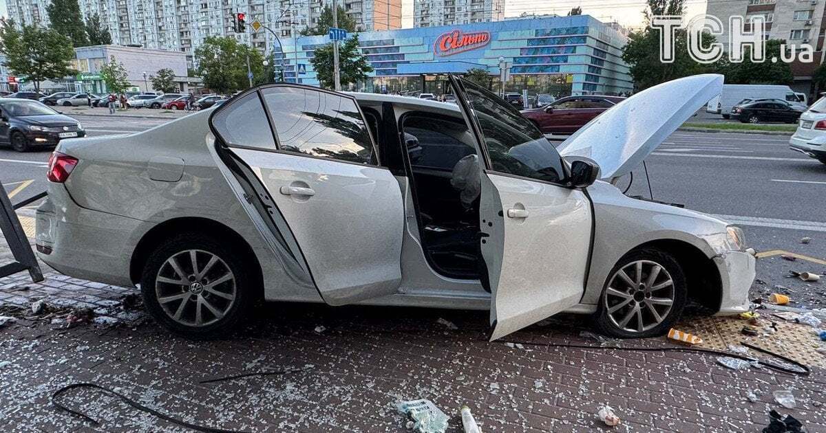 У Києві на Оболоні автомобіль протаранив зупинку громадського транспорту: що відомо про наслідки. Фото й відео
