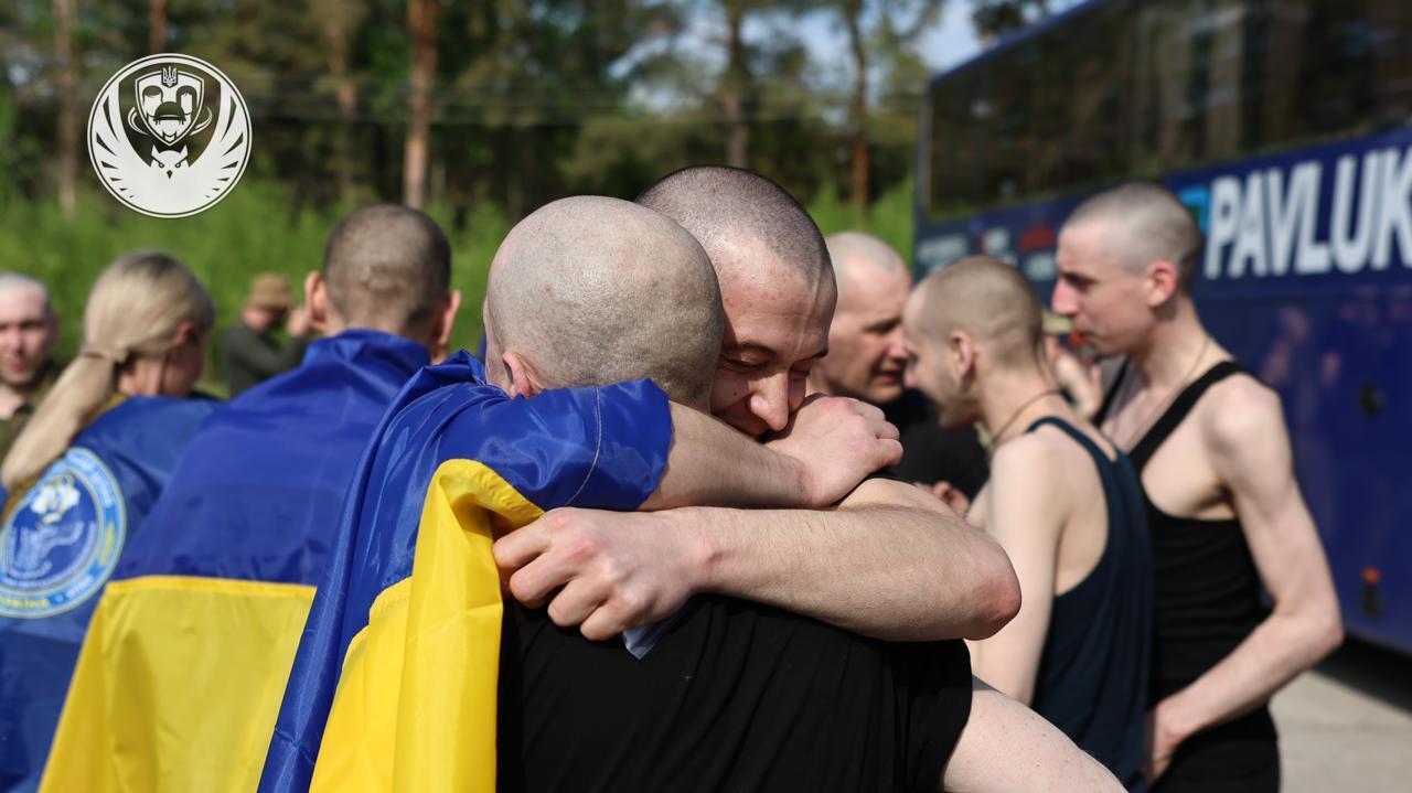 Україна та Росія провели найбільший обмін полоненими: додому повернулися 390 українців. Фото й відео