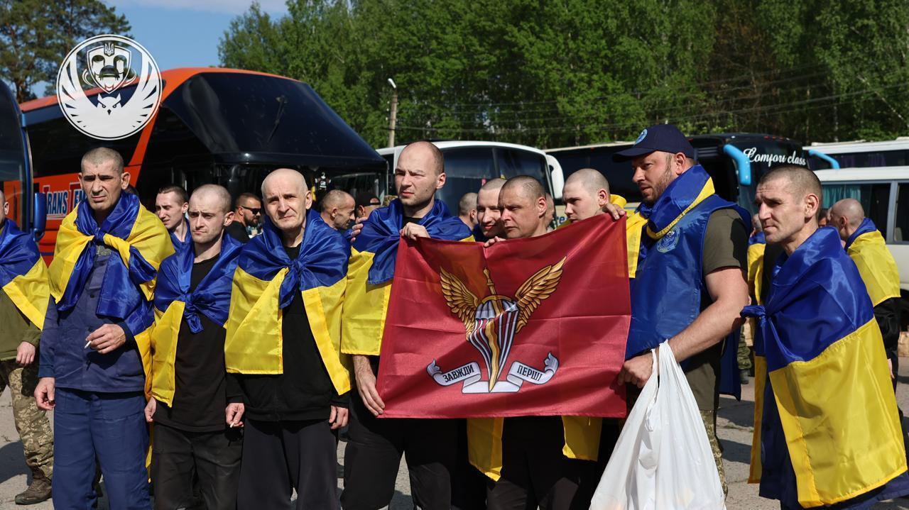 Україна та Росія провели найбільший обмін полоненими: додому повернулися 390 українців. Фото й відео