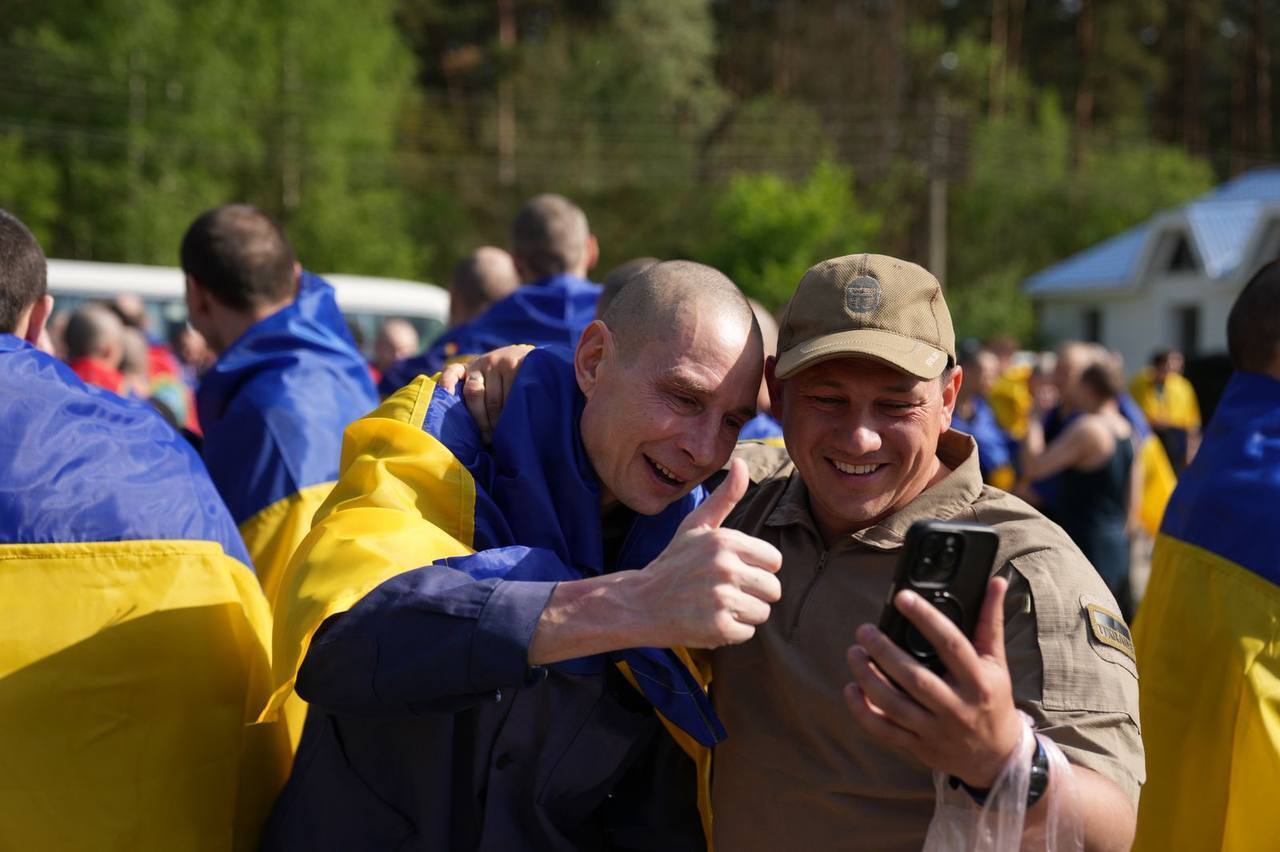 Україна та Росія провели найбільший обмін полоненими: додому повернулися 390 українців. Фото й відео