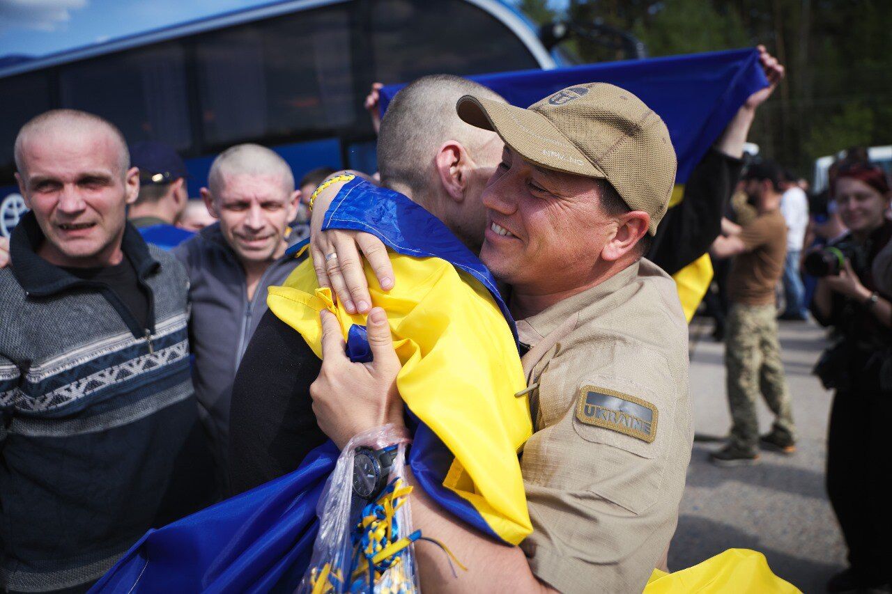 Україна та Росія провели найбільший обмін полоненими: додому повернулися 390 українців. Фото й відео
