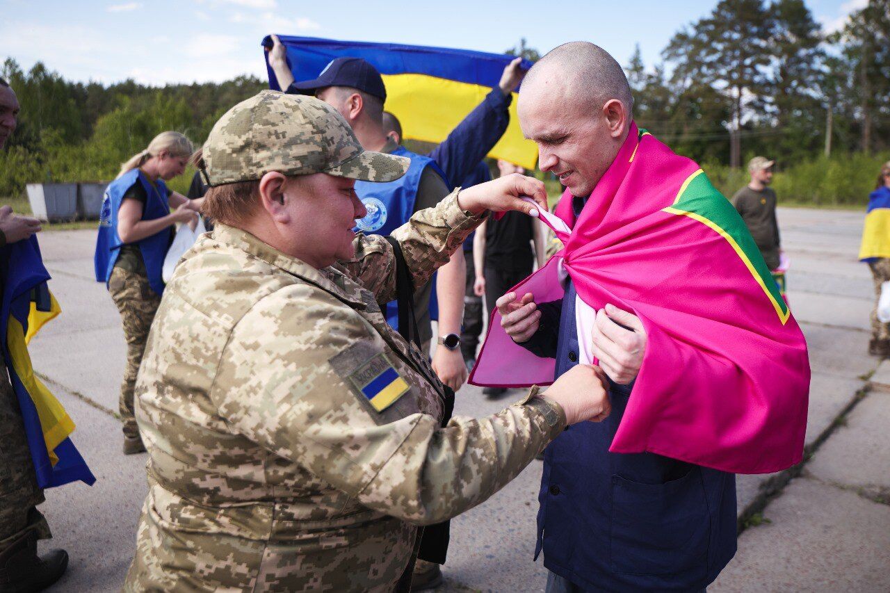 Україна та Росія провели найбільший обмін полоненими: додому повернулися 390 українців. Фото й відео