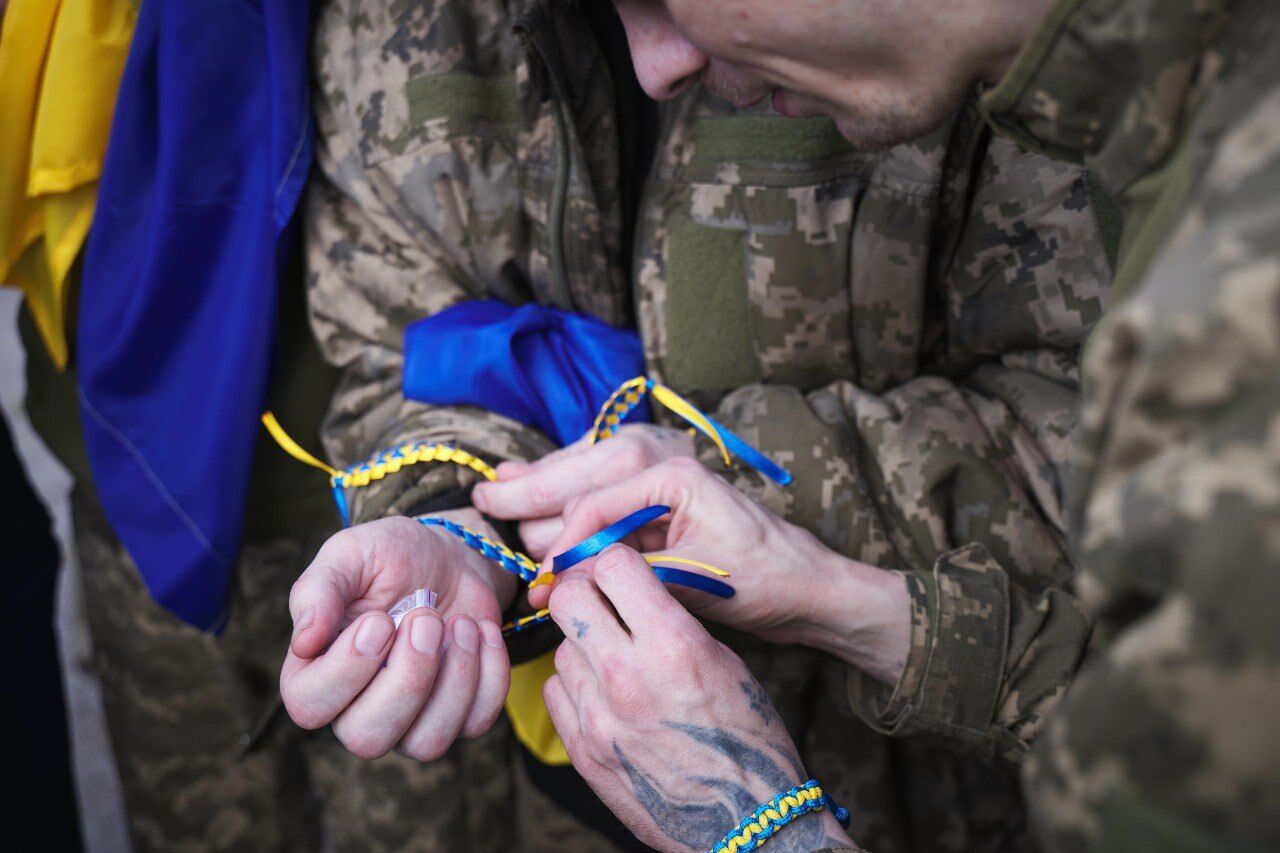 Україна та Росія провели найбільший обмін полоненими: додому повернулися 390 українців. Фото й відео