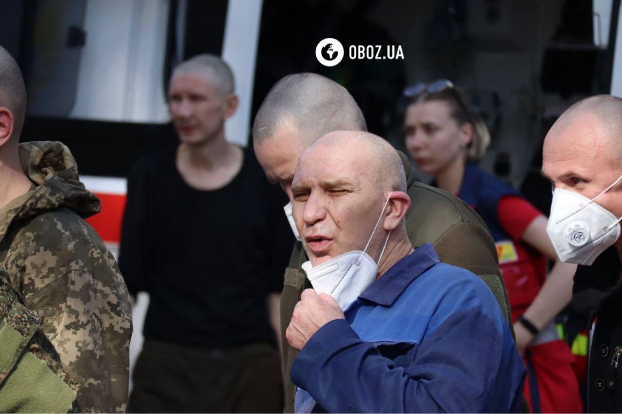 Україна та Росія провели найбільший обмін полоненими: додому повернулися 390 українців. Фото й відео