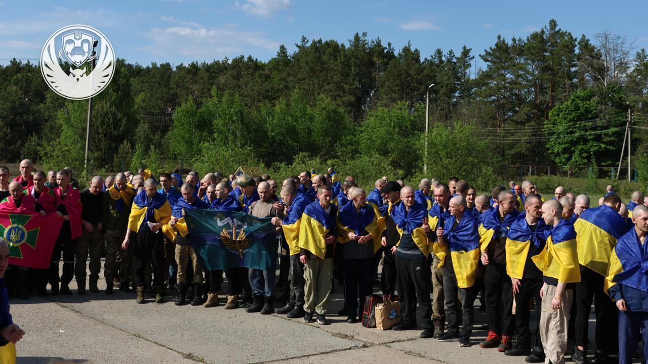 Україна та Росія провели найбільший обмін полоненими: додому повернулися 390 українців. Фото й відео