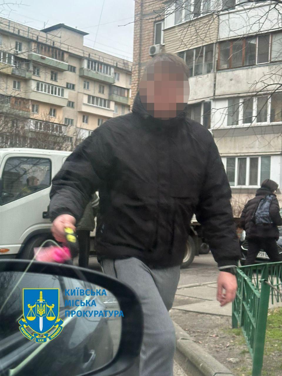 У Києві чоловік змушував двох дітей торкатися його статевого органу. Подробиці справи