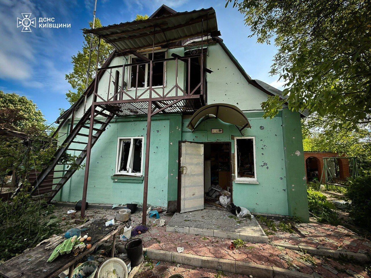Пошкоджено будинки та авто: у КОВА розповіли про наслідки російської атаки на Київщину. Фото