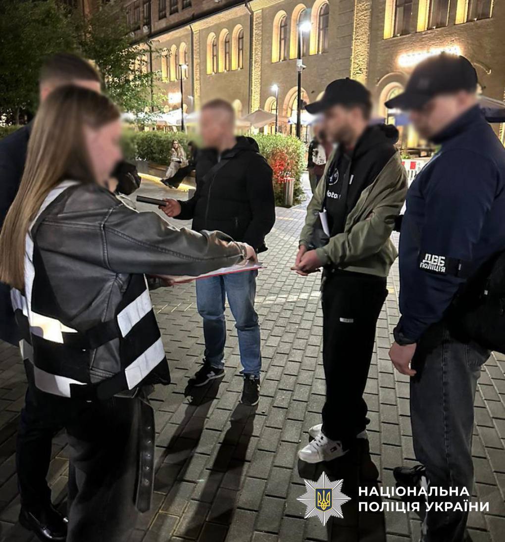 В Киеве разоблачили владельца барбершопа, который организовал схему переправки уклонистов за границу. Подробности и фото