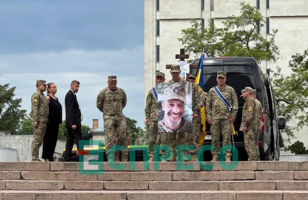 У Києві попрощалися з Максимом Неліпою, який загинув на фронті. Фото і відео