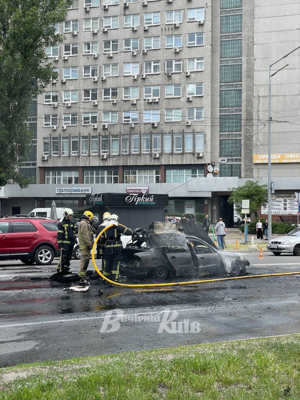 У Києві біля метро "Лівобережна" під час руху спалахнув та вигорів легковик. Подробиці, фото та відео
