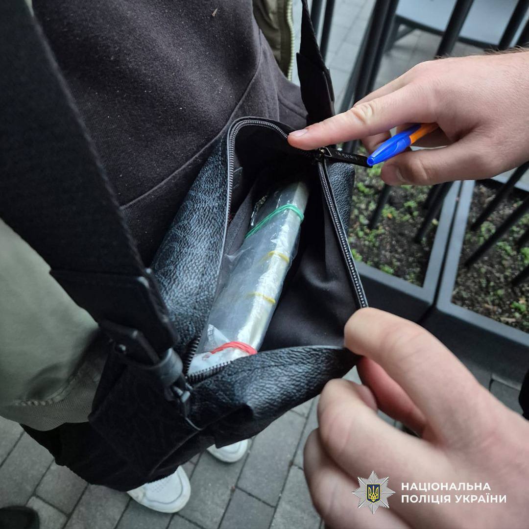 В Киеве разоблачили владельца барбершопа, который организовал схему переправки уклонистов за границу. Подробности и фото