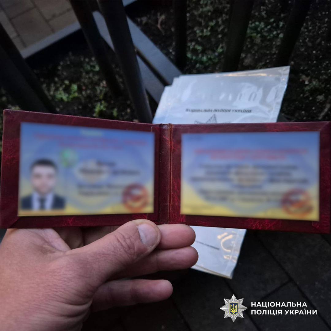 В Киеве разоблачили владельца барбершопа, который организовал схему переправки уклонистов за границу. Подробности и фото