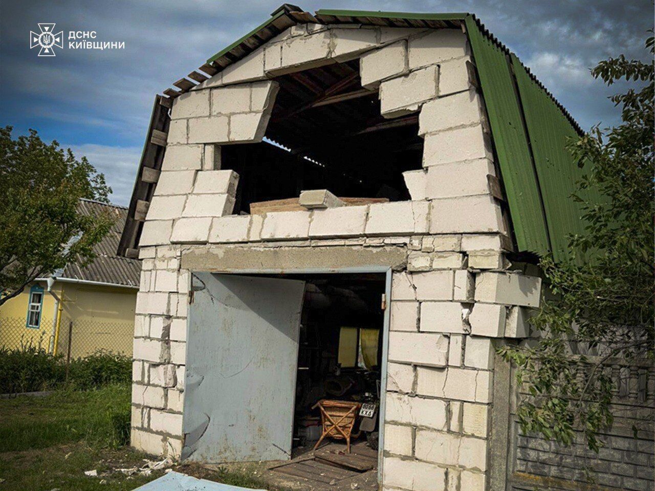 Пошкоджено будинки та авто: у КОВА розповіли про наслідки російської атаки на Київщину. Фото