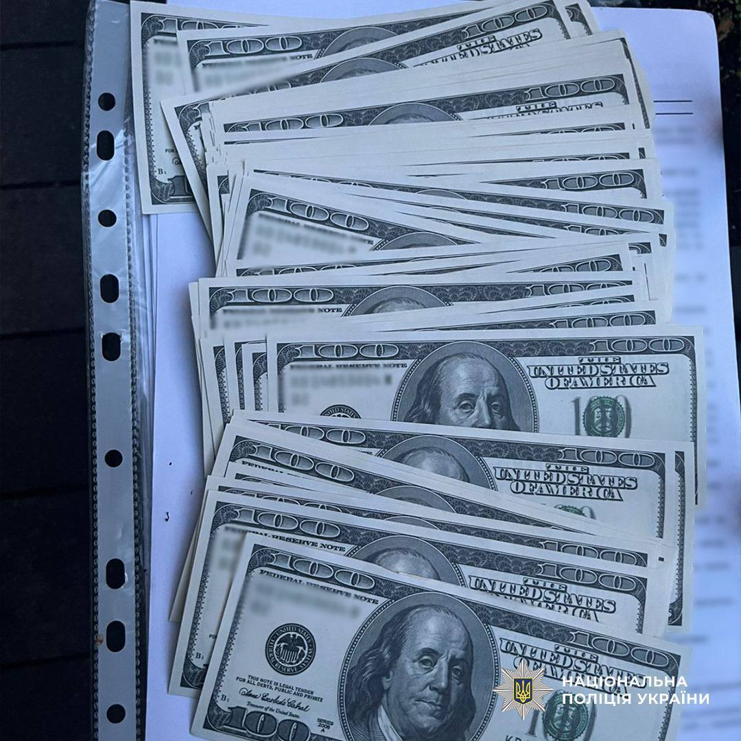 В Киеве разоблачили владельца барбершопа, который организовал схему переправки уклонистов за границу. Подробности и фото