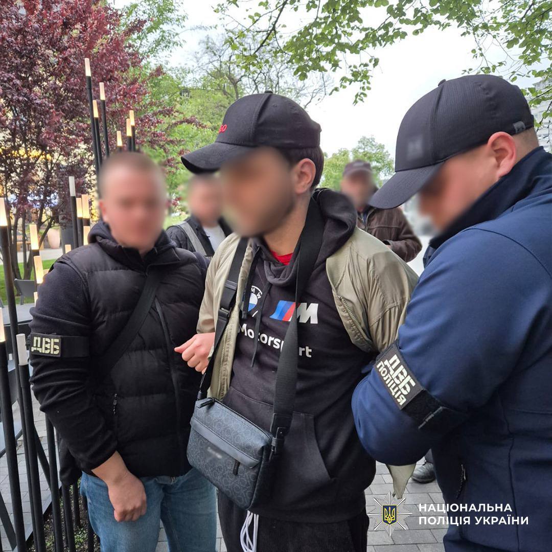 В Киеве разоблачили владельца барбершопа, который организовал схему переправки уклонистов за границу. Подробности и фото