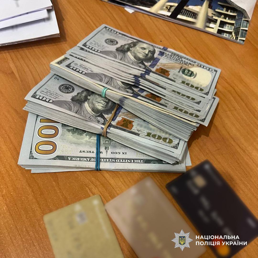 В Киеве разоблачили владельца барбершопа, который организовал схему переправки уклонистов за границу. Подробности и фото