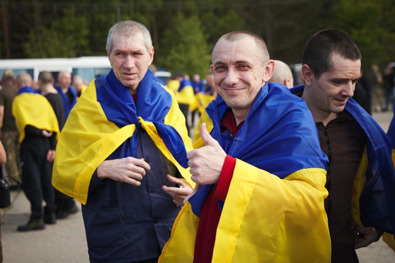 Україна та Росія провели найбільший обмін полоненими: додому повернулися 390 українців. Фото й відео