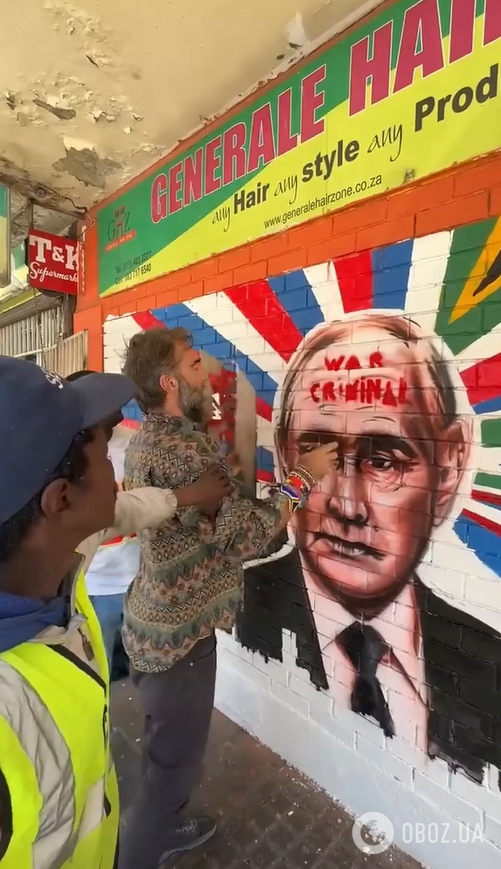 Расписался у Путина на лбу: украинский телеведущий в ЮАР исправил граффити кремлевского вождя и разогнал защитников РФ, которые ему мешали