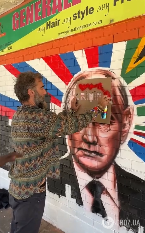 Расписался у Путина на лбу: украинский телеведущий в ЮАР исправил граффити кремлевского вождя и разогнал защитников РФ, которые ему мешали