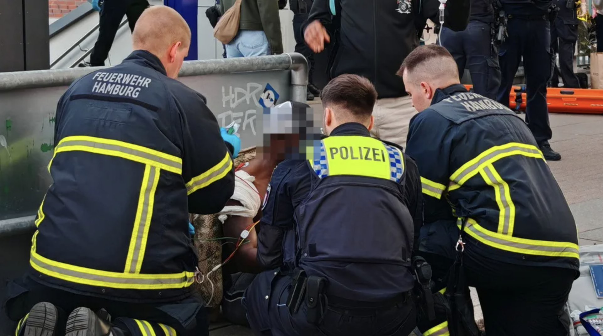 У Гамбурзі жінка влаштувала різанину на вокзалі: постраждали 17 людей. Фото