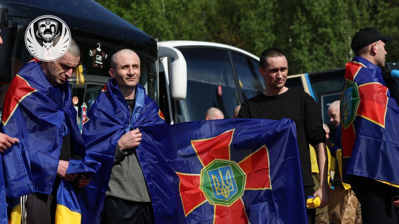 Україна та Росія провели найбільший обмін полоненими: додому повернулися 390 українців. Фото й відео