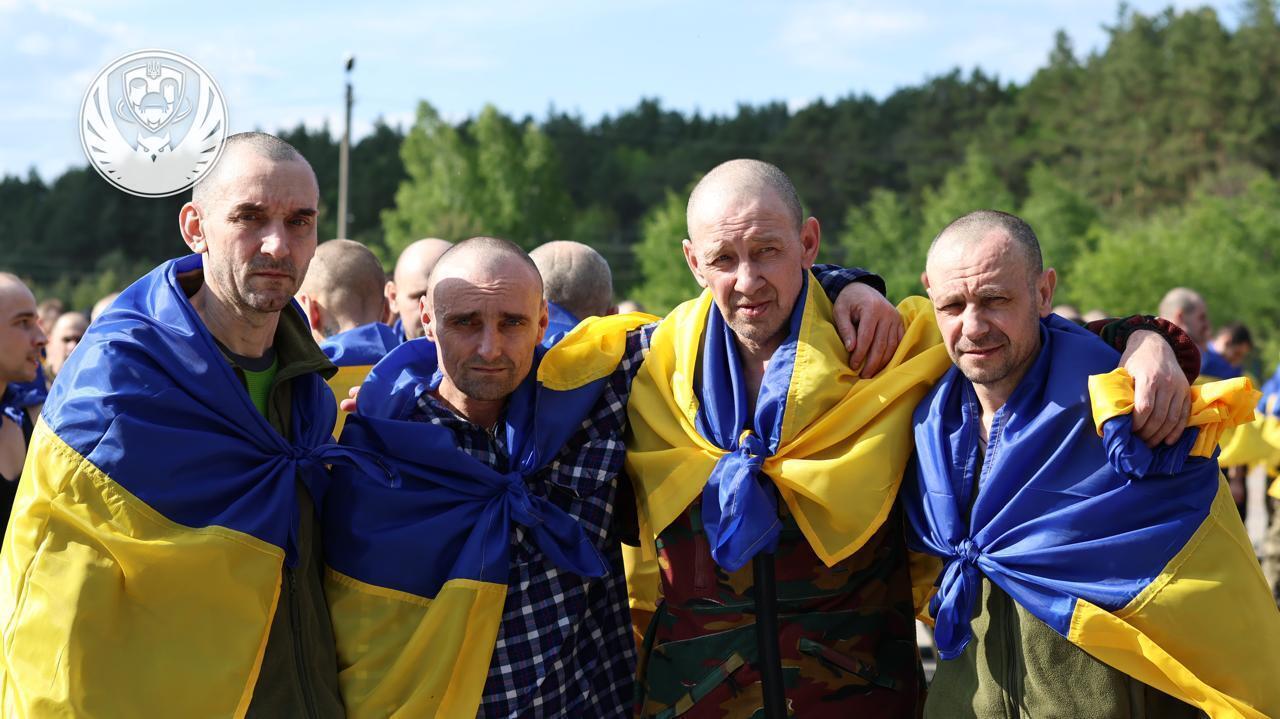 Україна та Росія провели найбільший обмін полоненими: додому повернулися 390 українців. Фото й відео