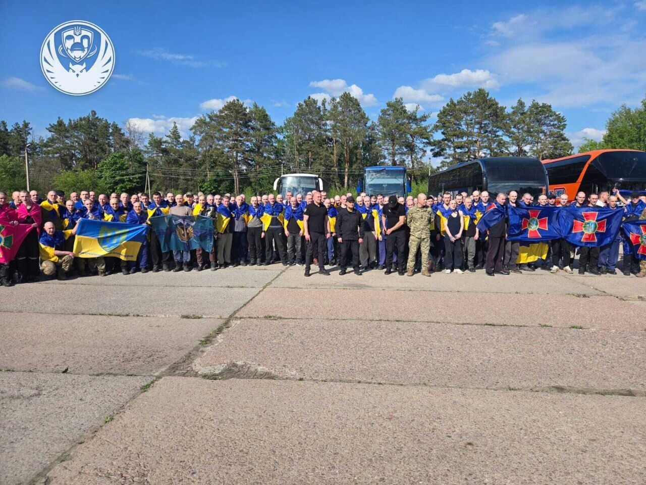 Україна та Росія провели найбільший обмін полоненими: додому повернулися 390 українців. Фото й відео