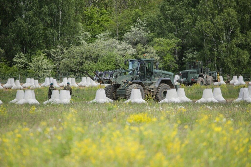 Результат опыта войны в Украине: польские военные показали, как строят фортификации на границе с Россией. Фото