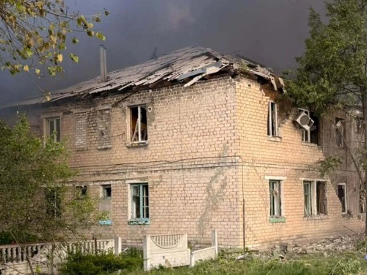 Пошкоджено 17 будинків та 18 багатоповерхівок: ворог масовано вдарив по Донеччині, є загиблі та поранені. Фото