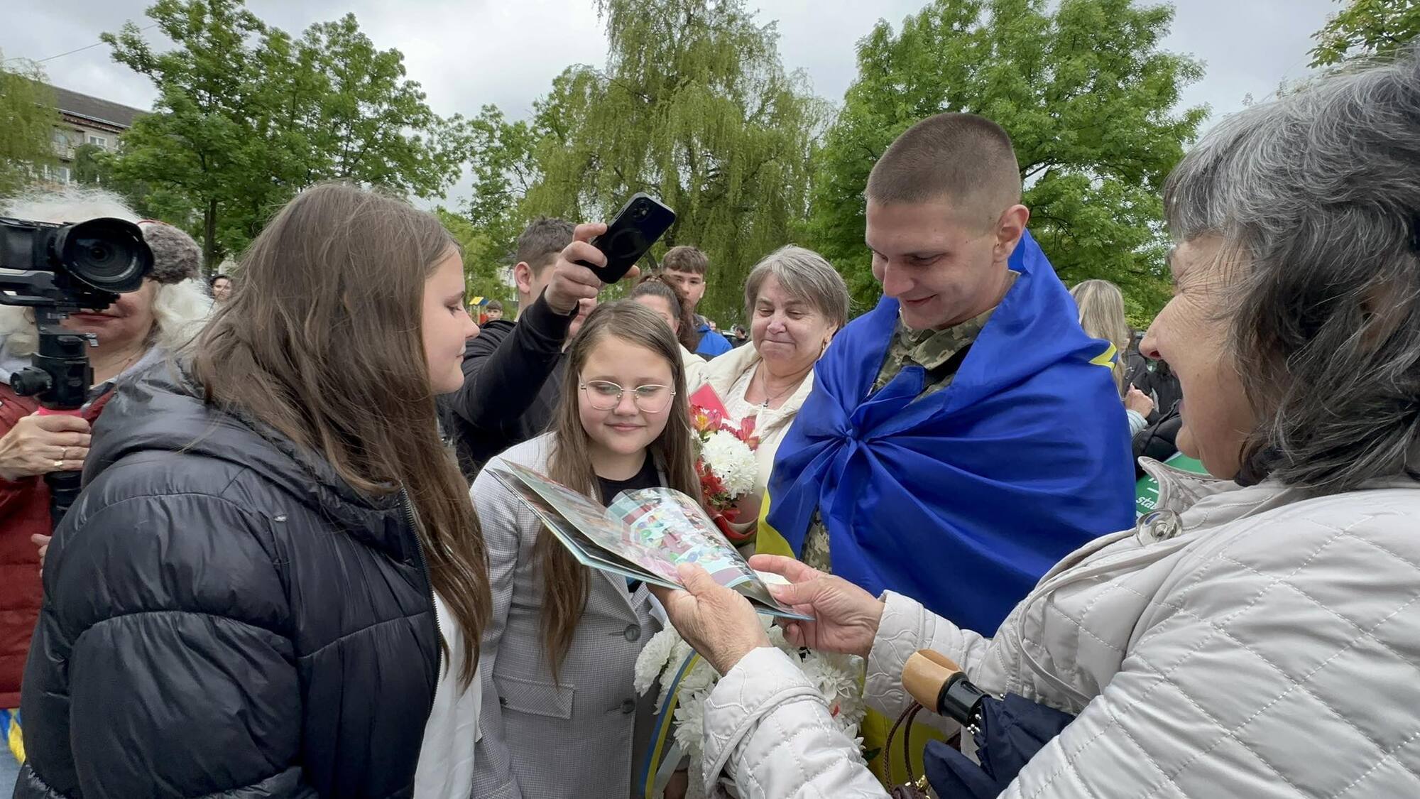 Три роки провів у російському полоні: на Прикарпатті урочисто зустріли військового після обміну. Фото