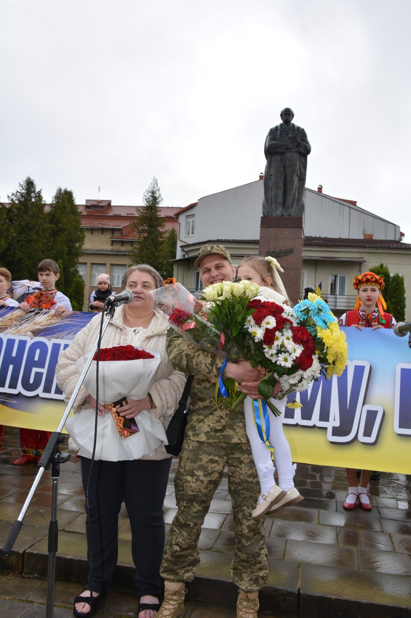 Три роки провів у російському полоні: на Прикарпатті урочисто зустріли військового після обміну. Фото