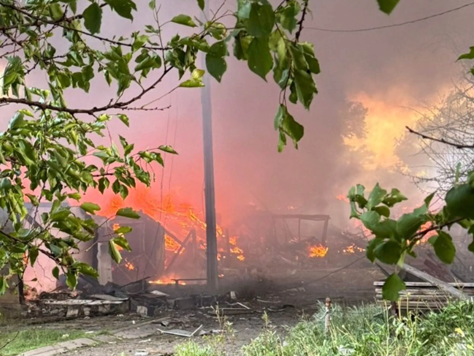 Пошкоджено 17 будинків та 18 багатоповерхівок: ворог масовано вдарив по Донеччині, є загиблі та поранені. Фото