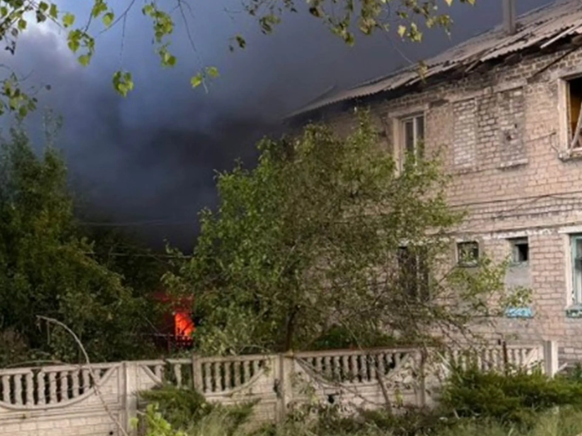 Пошкоджено 17 будинків та 18 багатоповерхівок: ворог масовано вдарив по Донеччині, є загиблі та поранені. Фото