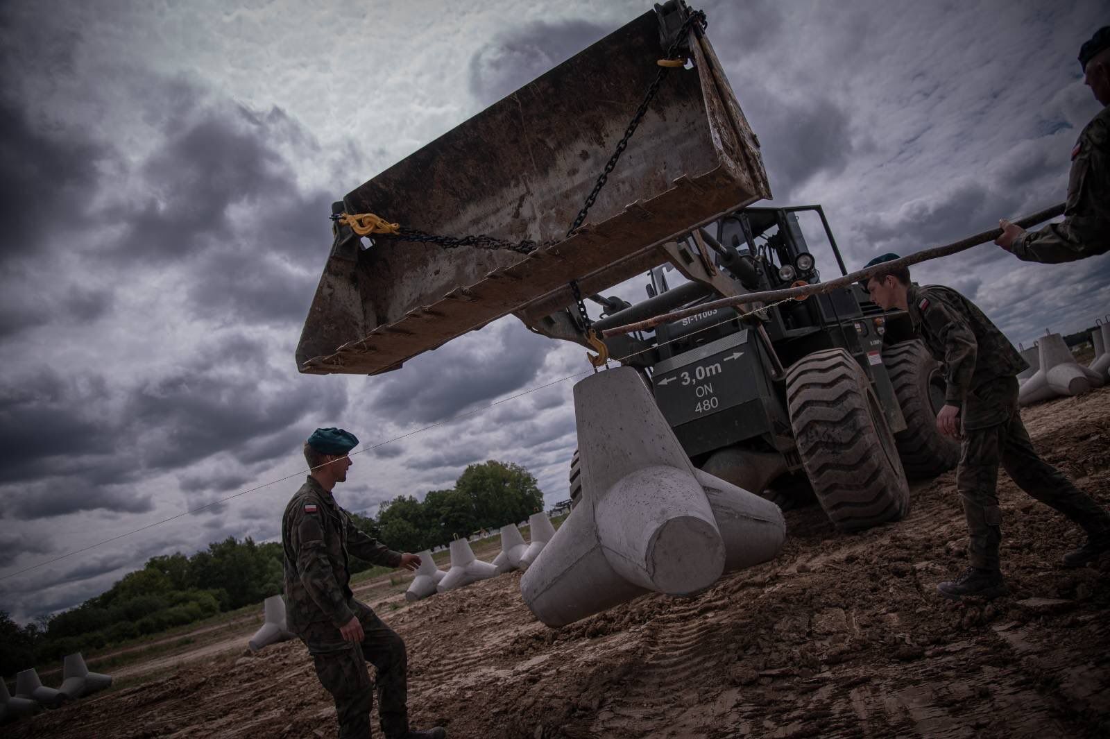 Результат опыта войны в Украине: польские военные показали, как строят фортификации на границе с Россией. Фото