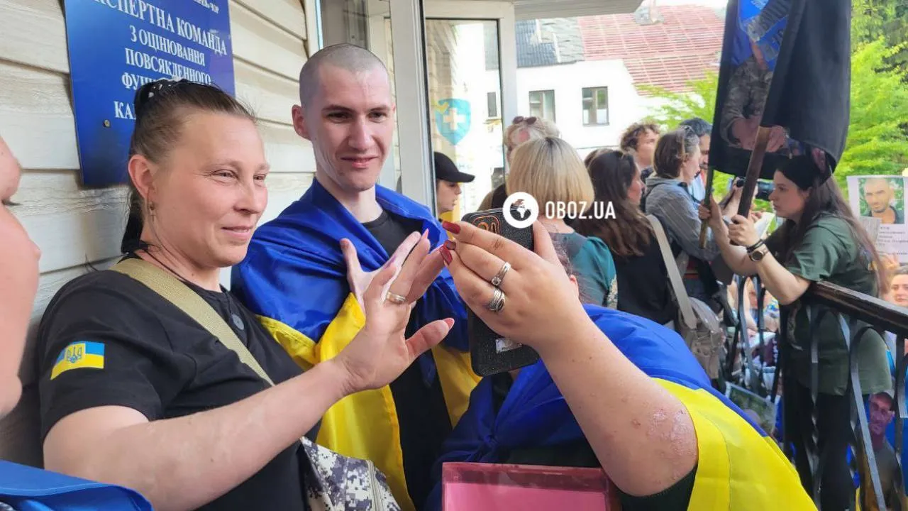 У нього немає родичів, лише побратими: зворушлива історія звільненого з полону морпіха. Відео