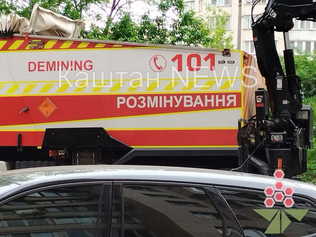 У Києві на Оболоні у двір багатоповерхівки впав уламок російської ракети. Фото